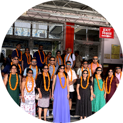Group photo of guest in palace on wheels train